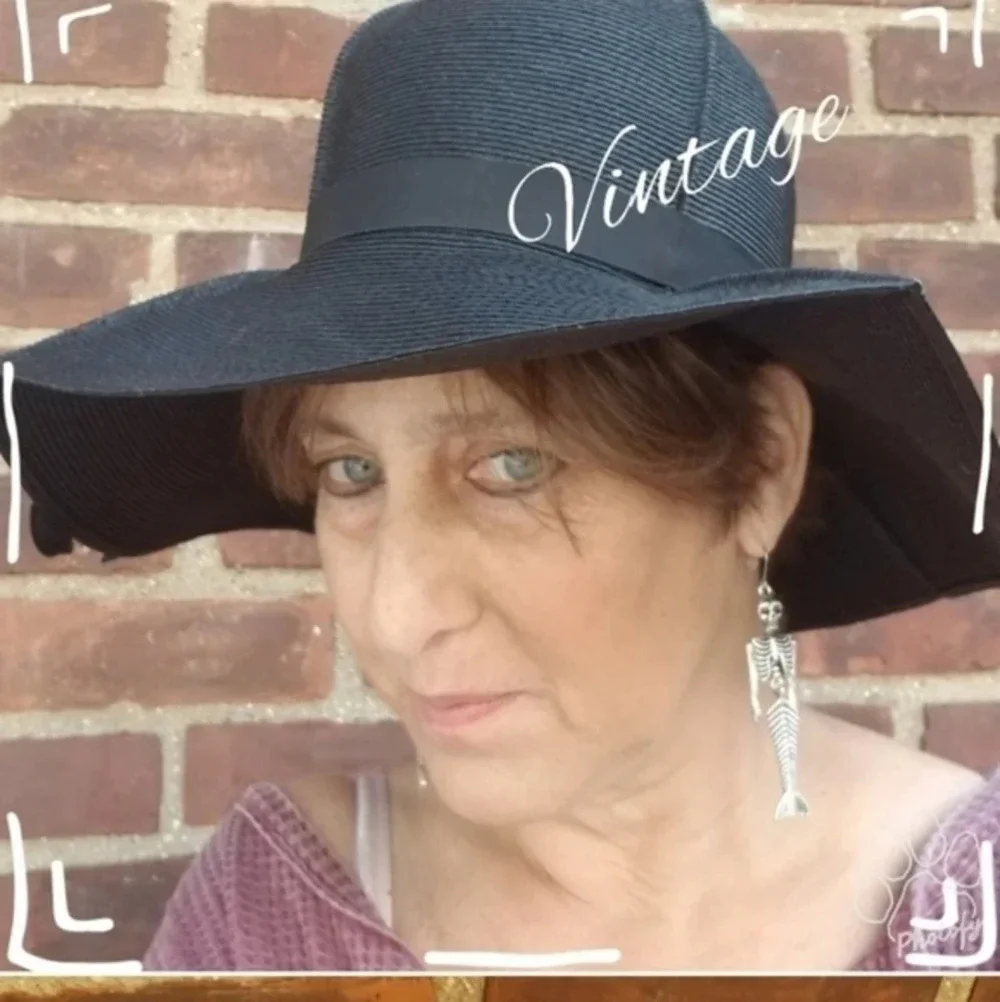 - Vintage‎ Black woven floppy  hat